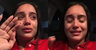 Mesera rompe en llanto porque clientes no le dejaron propina