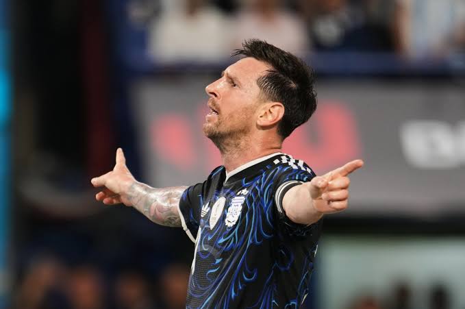 Messi nhường phạt đền trong chiến thắng 5-0 của Argentina - Báo VnExpress  Thể thao