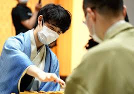 6月6日にあった第1局で勝利した藤井棋聖が第2局も制して、タイトル初防衛にあと1勝と迫るか。 黒星スタートとなった渡辺名人が第2局では白星を挙げ、両者1勝1敗のタイに戻すか。 シリーズの流れを左右する重要な一局になりそうだ。 両対局者は17日、対局室を検分。 主催紙記者. è—¤äº•è¡å¤ªæ£‹è– ï¼™ï¼æ‰‹ã§æ¸¡è¾ºæ˜Žåäººã«å…ˆå‹ é˜²è¡›æˆ¦æ„è­˜ã›ãšè‡ªç„¶ãªæ°—æŒã¡ã§æŒ‡ã›ãŸ å›²ç¢ å°†æ£‹ ãƒ‹ãƒ¥ãƒ¼ã‚¹ èª­å£²æ–°èžã‚ªãƒ³ãƒ©ã‚¤ãƒ³