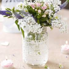 Holzlaterne mit einer weißen kerz drinnen. Traumhafte Vintage Hochzeitsdeko Weddix