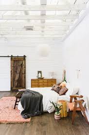 17 Rooms That Are Nailing The Desert Chic Decor Trend This Winter Home Home Decor Bedroom Modern Boho Bedroom