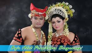 Perkawinan bertujuan membentuk keluarga/rumah tangga dan hubungan kekerabatan yang rukun, damai 3. Baju Adat Banyuwangi Yang Masih Lestari Sampai Sekarang