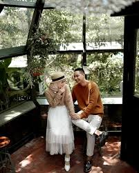 Inspirasi foto prewedding indoor casual formal gaya foto prewedding masa kini. 9 Inspirasi Gaya Foto Prewedding Hijab Dari Seleb Indonesia