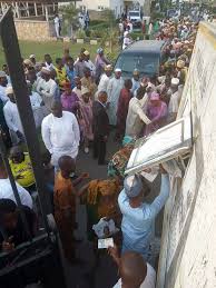 Jun 21, 2021 · former senate president, dr bukola saraki and governor of kwara state, abdulrahman abdulrazaq. Crowd At Saraki S House For Just A Cup Of Rice And N200 Naijaloaded