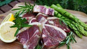 Sajikan semur daging kambing ini selagi hangat dan taburkan dengan bawang. 4 Cara Mencuci Daging Kambing Agar Tidak Bau Prengus
