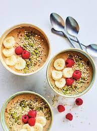 Dans Ce Bol Une Boisson Aux Amandes Gagne En Consistance Grace Au Beurre D Amandes Et A La Puree De Datt Easy Breakfast Breakfast Bowls Breakfast Bowls Recipe