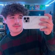 Howdy!! My name's Landon Witt, I'm from a small town in Arkansas, called  Mountain Home, and I'm fully committed to UARK :^D I plan