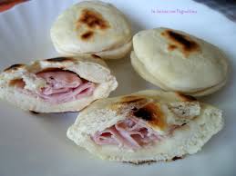Sono una ricetta last minute se si ha voglia di portare una stuzzicheria in tavola senza accendere il forno e senza attendere i tempi di lievitazione dell'impasto. Focaccine Ripiene In Padella