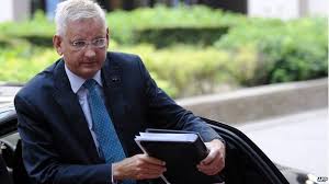 Carl bildt är populär i opinionsmätningarna, men säger att han inte. Sweden S Carl Bildt Best Connected Twitter Leader Bbc News