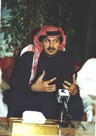 ولد لأسرة ذات أصول ريفية، حصل على بكالوريوس زراعة، وهو صديق الفنان عادل إمام، حيث تخرج معه وعمل معه في مسرح. Ù…Ø­Ù…Ø¯ Ø£Ø­Ù…Ø¯ Ø®Ù„ÙŠÙØ© Ø§Ù„Ø³ÙˆÙŠØ¯ÙŠ ÙˆÙŠÙƒÙŠØ¨ÙŠØ¯ÙŠØ§