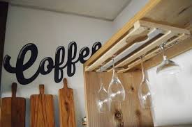 100均diy すのこでキッチン収納 ワイングラスはかけて吊るして収納しよう studio in the afternoon リノベーションとお家収納diy wagon worksブログ powered by ライブドアブログ ベッド の 作り方 収納 小さなダイニングルーム