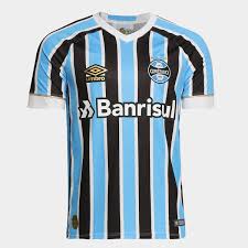 Camisa usada pelo gabriel chapecó no jogo contra o santos, pelo brasileirão 2021, dia protótipo desenvolvido pela penalty e provavelmente apresentado à direção do grêmio para aprovação. Camisa Gremio I 18 19 S N Torcedor Umbro Masculina Azul Preto Netshoes