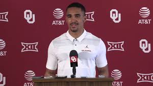 Former alabama quarterback jalen hurts barely won the starting oklahoma job over redshirt freshman tanner mordecai and true freshman spencer rattler. Ou Football Jalen Hurts Youtube