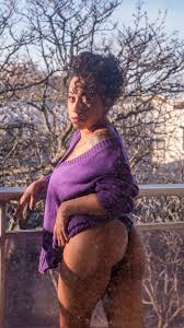 Swann Purple, linterview-portrait : « Personne ne me lèche, tout le monde  me suce » – La Voix du X