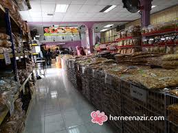 Produk utama kedai kami ialah kuih denderam, maruku sanggul, pisang salai dan rempeyek mini. Shopping Kerepek Raya Di Salleh Food