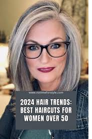 Welches Make-up passt zu grauen Haaren? So schminken Sie sich ab 50 richtig!