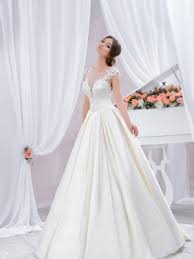 Acquista un abito del tuo stile che segua le ultime tendenze. Abiti Da Sposa Classici Lemienozze Shop