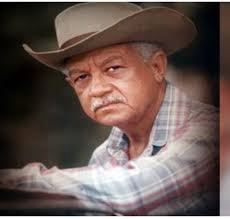 El entonces presidente de la República Dominicana, Dr. Joaquín Balaguer,  saluda a un soldado del Ejército, recién ascendido, con la presencia del  general de brigada Manuel de Jesús Checo Aquino, jefe de