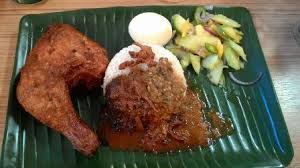 This fried chicken goes well with nasi lemak but tastes just as good as it is. Kafe Warisan Nasi Kukus Ayam Goreng Berempah Mama Kembar Tiga