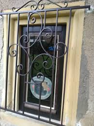 Nos Amis Les Chat Grille De Protection En Fer Forge Avec Passage Pour Chatiere Wwwserrurerie Kreyenborg Fr Chatiere Fer Forge Fer Forge Fenetre