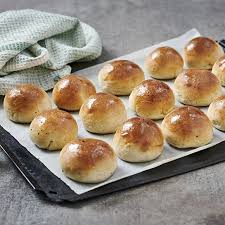 Recept på klassiska semlor fyllda med krämig mandelmassa och vispad grädde. Pin Pa Semlor