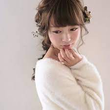 前から ハイライト グレージュ イルミナカラー ヘアセット ヘアアレンジ ルーズアップ 編み込み くるりんぱ 三つ編み ポニーテール 波ウェーブ ヘアスタイル パーティーヘア 結婚式 二次会 お呼ばれ 新宿 美容室 ヘアカラー アッシュ ヘアサロン メイク メイクアップ