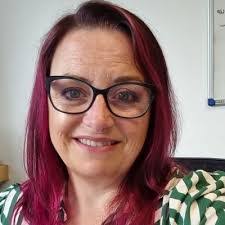 Elaine Naughton's Instagram, Twitter & Facebook