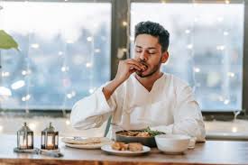 Buat kamu yang sedang menjalani diet, tak ada salahnya untuk mencoba salad sayur asal indonesia ini sebagai pilihan menu untuk disantap saat berbuka puasa. 5 Makanan Yang Paling Baik Dikonsumsi Saat Buka Puasa