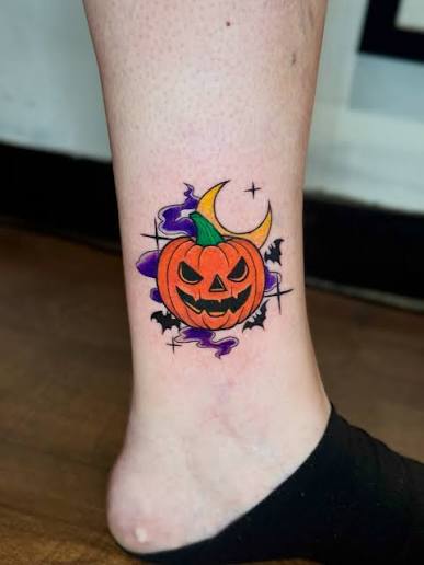 October is here✨and here is my first jack-o-lantern tattoo of the season! 🎃🦇 How many of you have a pumpkin tattoo?? I saved an important spot for mine, on my right hand!