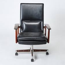 Un choix de sièges et fauteuils de bureaux à roulette (réglable en hauteur, accoudoir, pied central) pour un bureau contemporaine ou moderne au meilleur prix. Fauteuil De Bureau Vintage En Palissandre Et Cuir Noir The Conran Shop