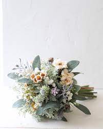 ナチュラル大好き たくさんのグリーンに 小さなお花 ドライの様な実もあります さっと束ねた 小さなブーケ 気取らない撮影にぴったりです 今年のブーケは 内容重視の組み合わせと 程よいボリューム感を大切に そんな気がします wedding