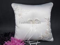 En raso, con lazada delantera en tul y cierre con. Cojin Para Anillos De Boda Anillos De Boda Cojin De Boda