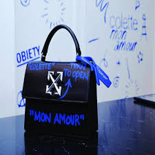 Un documentaire revient sur le mythique concept store qui remit paris au centre de la hype, de la coolitude et de la avis aux nostalgiques de colette : Colette Mon Amour Le Documentaire Qui Retrace La Fin D Un Monument Historique Luxus Plus