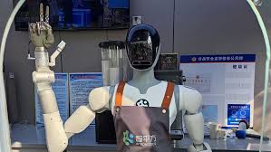 華強北AI八駿爆紅機械人戲院賣爆谷深圳智能產業鏈震驚外國客