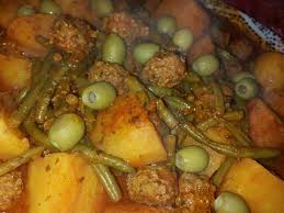 Boulette De Viande Hachee Accompagne De Pomme De Terre Et D Haricot Vert Cette Recette Fait Recette Boulette De Boeuf Recette Haricot Vert Boulette De Viande