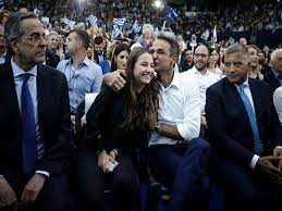 Η βασίλισσα letizia παραδίδει μαθήματα κομψότητας με το πιο όμορφο φόρεμα. Deite Ti Dwro Ekane Ston Kyriako Mhtsotakh H Korh Toy Gia Thn Giorth Toy Fwto Paraskhnio Gr