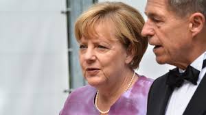 If angela merkel was so pro immigration, she would have sent huge ferries to pick up the immigrants at the libyan coast. Angela Merkel Privat Wo Muddi Muddi Sein Kann Das Ist Die Familie Der Kanzlerin News De