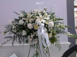 Flowers for the casket are chosen by the immediate family. All White Above The Casket Spray Arreglos Florales Flores Condolencias