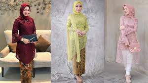 Koleksi terbaru desain model gamis batik kombinasi dari polosan, kemudian brokat memang menjadi primadona saat ini. 42 Model Baju Kebaya Brokat Pesta Terbaru Di Tahun 2020 Youtube