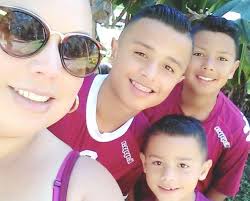 La mujer que odió el fútbol hace futbolistas a los hijos de Allan Alemán