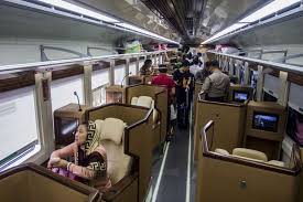 Suasana tenang pelantar kayu jadi tempat pembelajaran. Menengok Fasilitas Mewah Kereta Sleeper