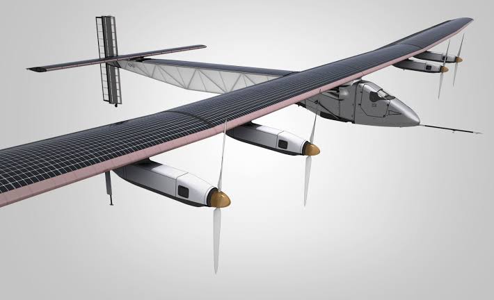 Células fotovoltaicas ultrafinas cobrindo a superfície da asa de fibra de carbono do Solar Impulse 2