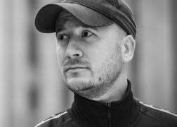 Pivåbent pokerfjæs