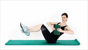 Move your arms with your torso so that they reach out to the side. Russian Twist Fitnessubung