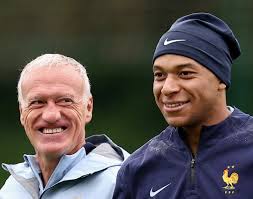 🇫🇷 La France seul pays européen à avoir passé la phase de groupe des 7  derniers tournois majeurs 💥 Euro 2012 ➡️ 1/4 CDM 2014 ➡️ 1/4 Euro 2016 ➡️  Finale CDM 2018 ➡️ 🏆 Euro 2020 ➡️ 1/8 CDM 2022 ➡️ Finale Euro 2024 ➡️ ❓  Merci Mr. Didier ...