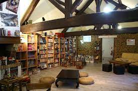 À votre écoute, nous vous assurons un service personnalisé et de qualité. 1er Etage Livres D Occasion Salon De The Durant Toute La Journee Photo De Cafe Librairie Plume Et Bulle Charleville Mezieres Tripadvisor