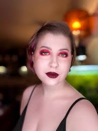 Makeup for accentuating green in hazel eyes