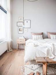 Check spelling or type a new query. Dormitorio Nordico En Tonos Blanco Gris Rosa Y Madera Clara Pequena Alfombra Tejida En Telar Y Pie De Cama Rus Idees Chambre Idee Chambre Decoration Chambre