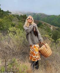 District vision researches and develops sports sunglasses and tools for runners. Elsa Hosk Shows Off Baby Bumps While Wearing A Bikini On The Beach Eminetra New Zealand