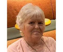 Ellen Lamont's Instagram, Twitter & Facebook